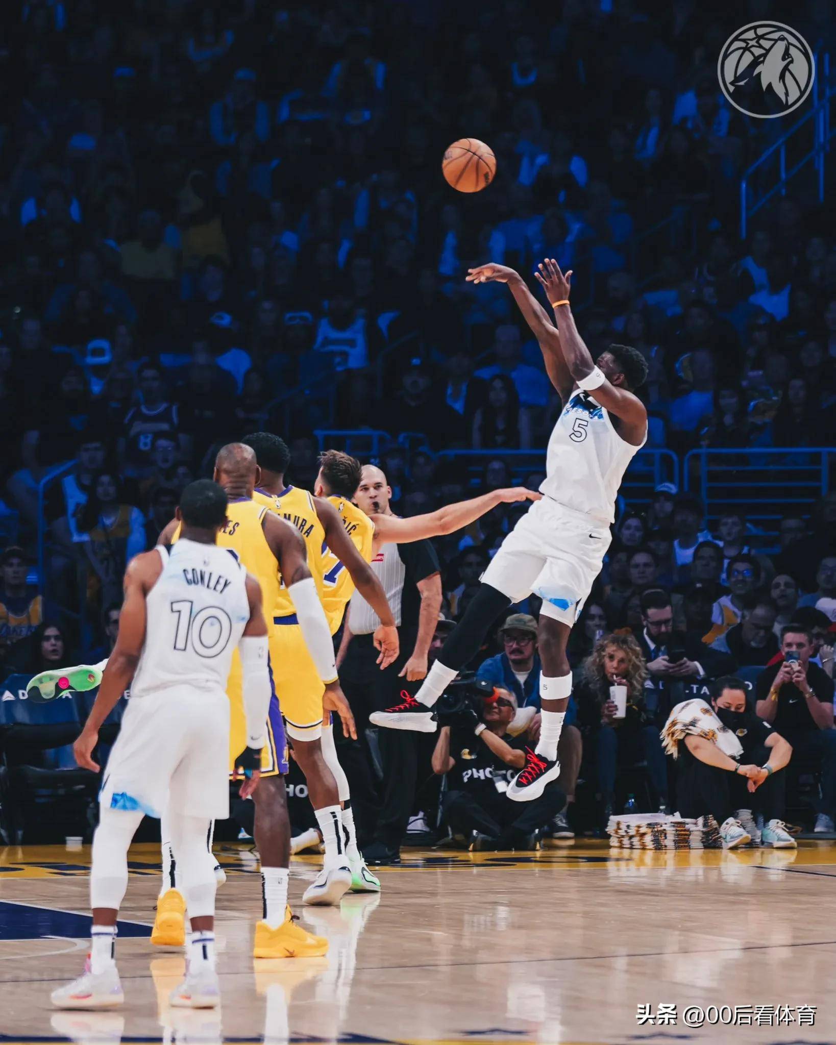 半岛体育APP -莫兰特绝杀时刻，东契奇点燃赛场，76人迎来胜利！的简单介绍