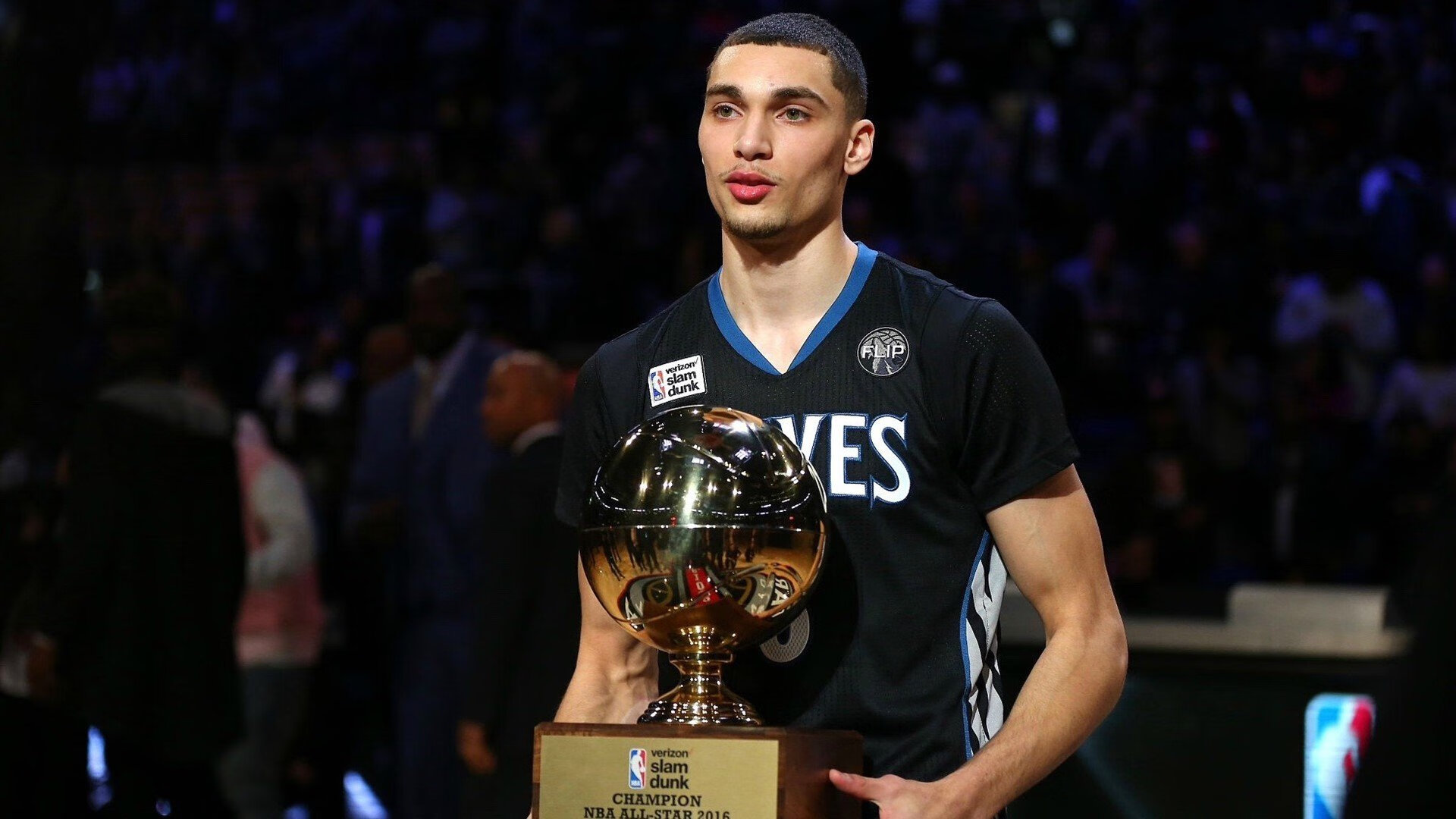 莱万多夫斯基重返赛场，险胜首场状态出色，勇士观众沸腾！观众掌声雷动