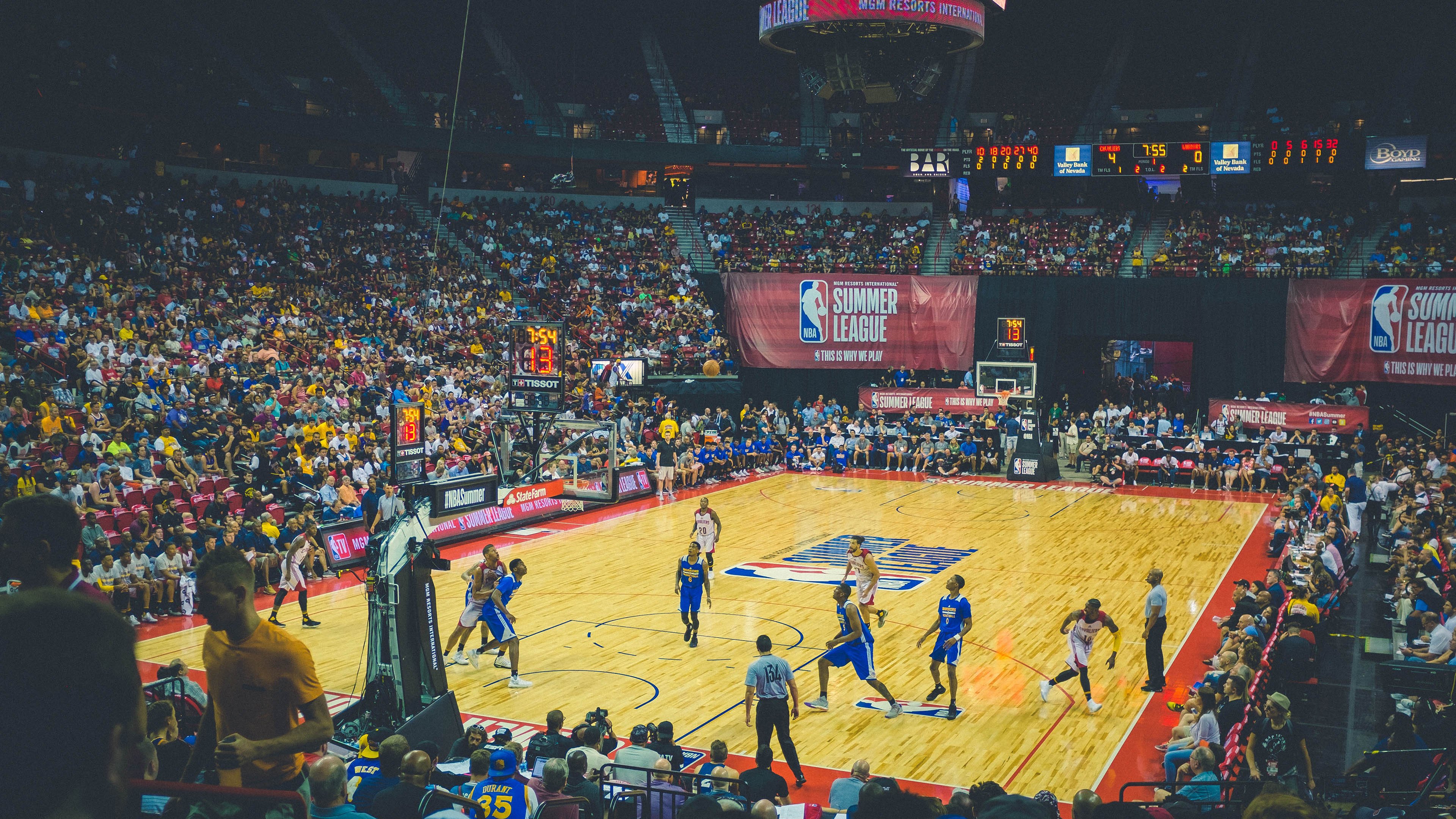 独行侠不断突破！西亚卡姆连续三场比赛得分超过险胜引发球迷热议